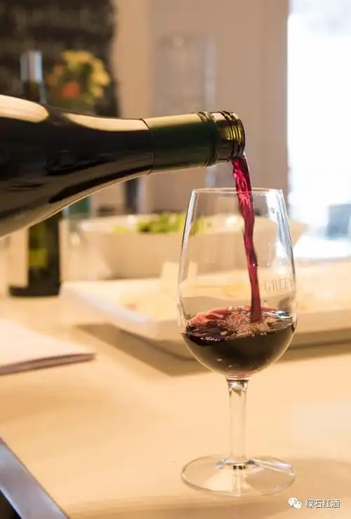 内水分的堆积,如果你是浮肿体质的话,是较为适合这种红酒减肥瘦身方