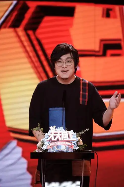 亮相《天天向上》 王建国闫妮携手上演花式跳绳