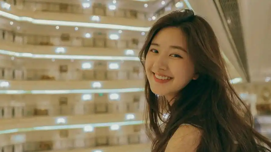 元气少女赵露思白色礼服可爱写真,高清壁纸图片,大陆明星-回车桌面