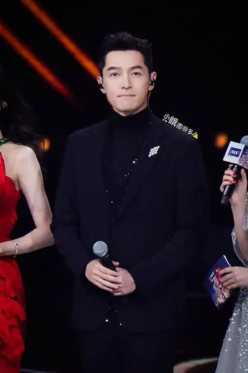 胡歌超话20231231#胡歌唐嫣合唱再回首#胡歌东方卫视跨年晚会图集,宝