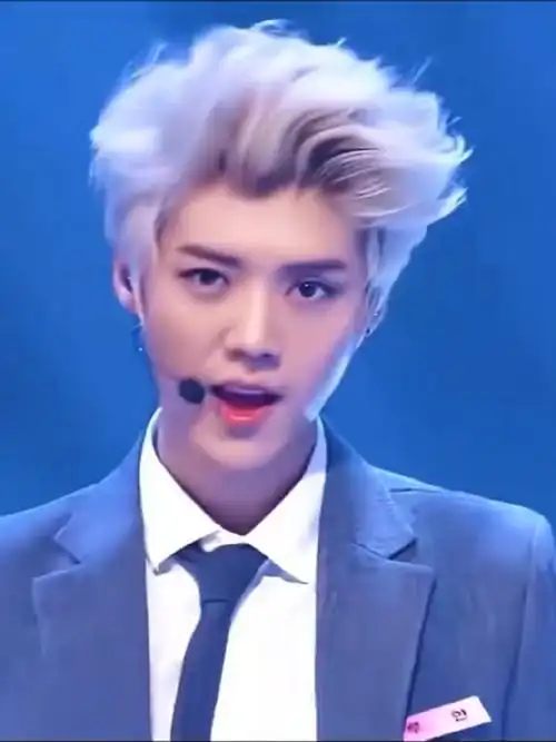 鹿晗咆哮舞台,我直接梦回那一年,这张脸还是太权威了