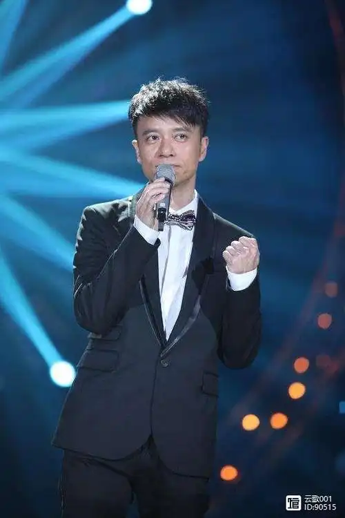 李克勤他就是被称为"第五天王"的男歌手—同时,他也拥有着艰苦的乐坛