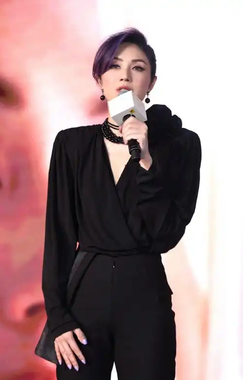 杨千嬅超话#杨千嬅巡演发布会#年輪承載時間的波紋,將絲絲思緒封存;每