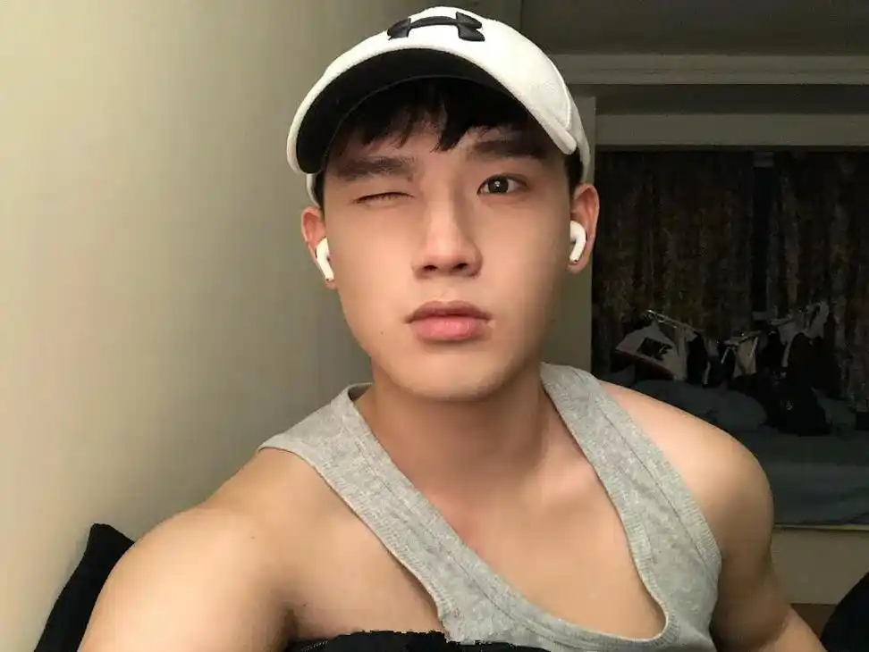 阳光帅气的自拍小哥哥,百变穿搭,每一种衣服都能穿出不同的气质