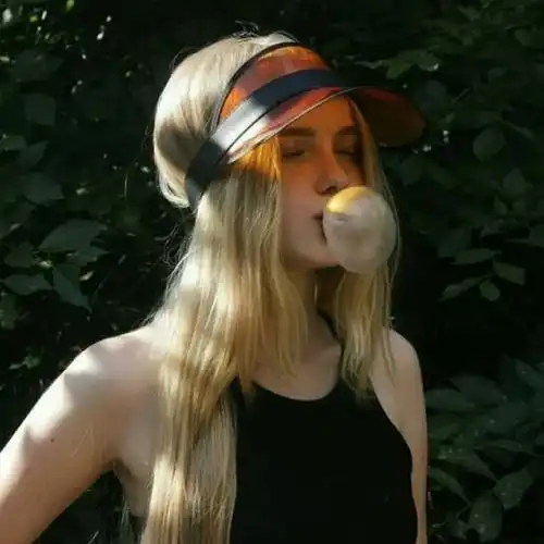 吹泡泡糖的美人头像