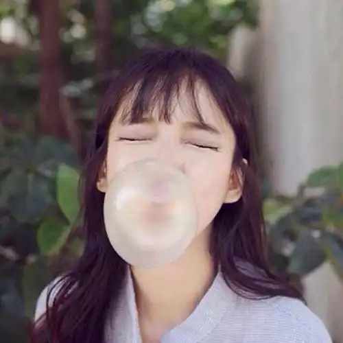 吹泡泡糖女生的图片,有谁有,我截图了,但是很小,我找了很久就是没找到