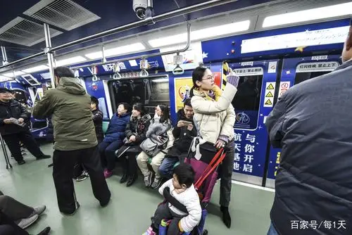 西安地铁4号线开通市民争相乘坐 地铁建设者成网红