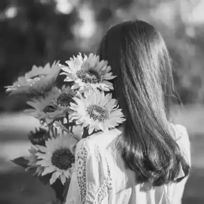 头像黑白女背影伤感