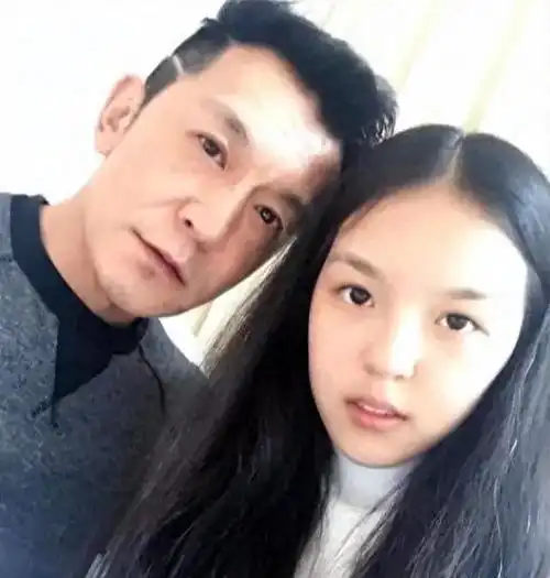 时隔5年李咏死因被揭开,妻子哈文道破真相,遗体为何不运回国