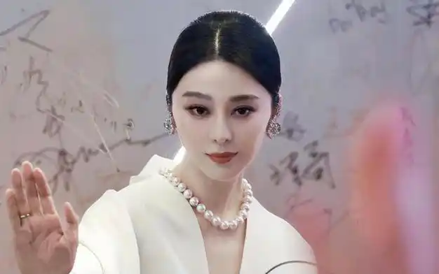 范九亿晒日常已定居香港,五千万购买香港半山豪宅,疑似好事将近|甘比