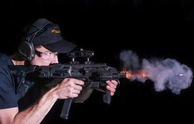 摄影师抓拍子弹射出枪管震撼瞬间