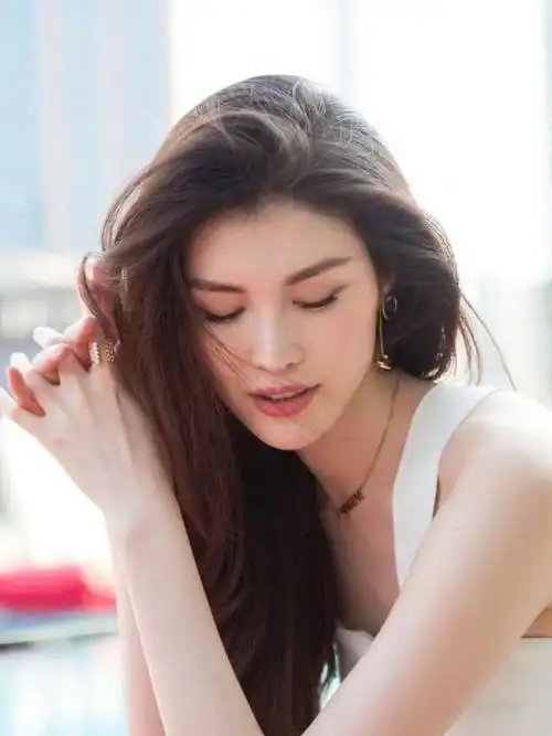 她曾是李咏砸金蛋助手,不甘平庸的她,远赴深造今成国际超模|何穗|刘雯