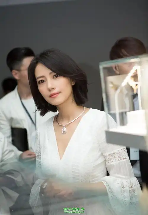 高圆圆锁骨发型图片 示范美女发型如何扎(2)_明星发型_西子美发网