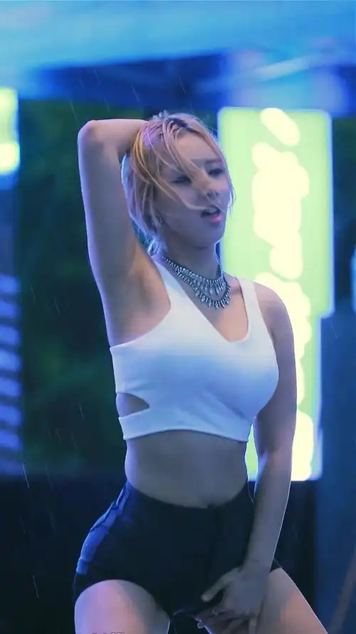 【韩国视频】0518韩女团好身材雨中热舞