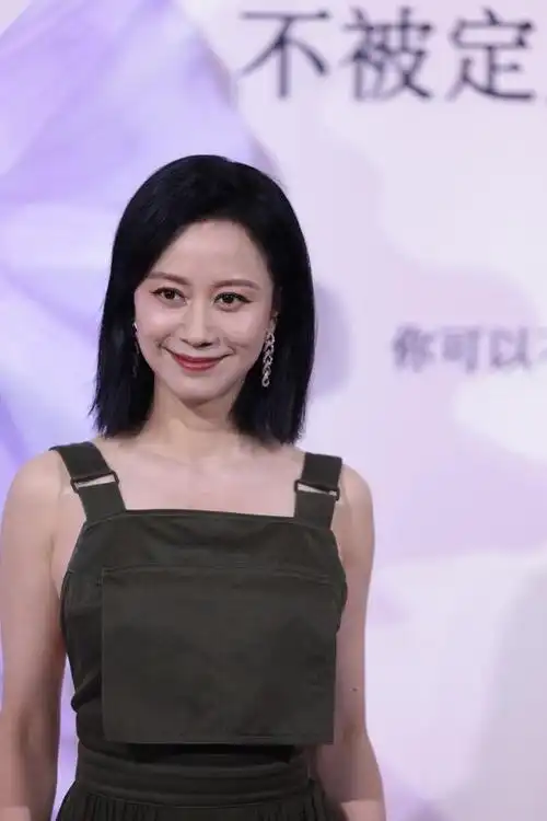 倪虹洁大学毕业后,虽然偶然踏入演艺圈,但最终还是在《爸爸叫红旗》和