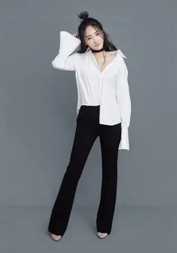 高姝瑶质感写真大秀美腿 眼神魅惑"锁骨精"