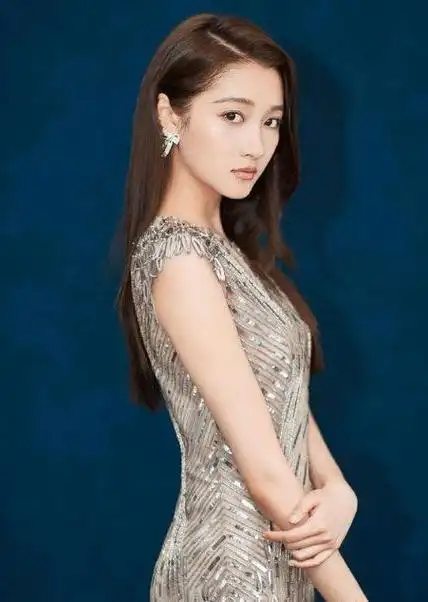 关晓彤用"贾玲"造句,谁注意她加了一个字,网友:修养装不出来的