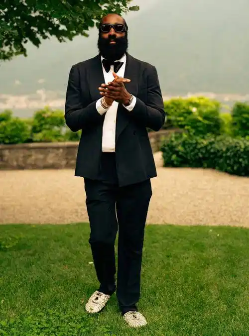 哈登参加婚礼派对曝光:尽情摇摆 与众星合影 球迷催促登哥结婚