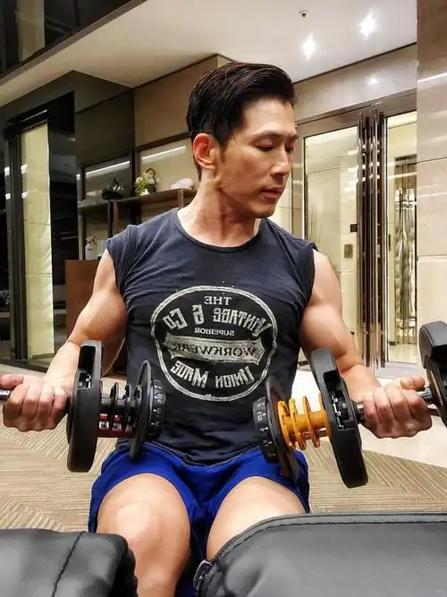 偶遇黄少祺跑步运动,网友:荷尔蒙爆棚