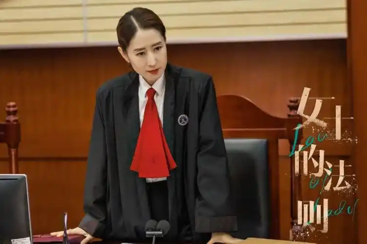 江疏影,刘敏涛演精英女律师,拎lv穿衣像走秀,和现实差多远?_腾讯新闻