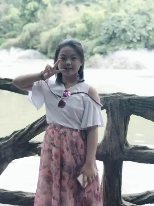 我是北京市延庆区第三小学六年级二班的王瑶,我是个活泼开朗的女生,我