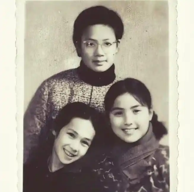 演员蒋雯丽一家三姐妹姐姐比她还美给马思纯12亿当嫁妆