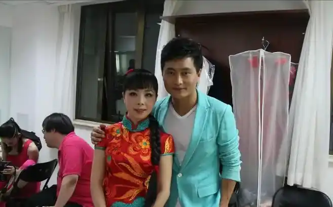 成名之后不忘本,和农村初恋结婚8年低调生活_李飞_父母_王小妮