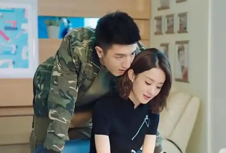 狗粮来了,厉致诚看着林浅工作!