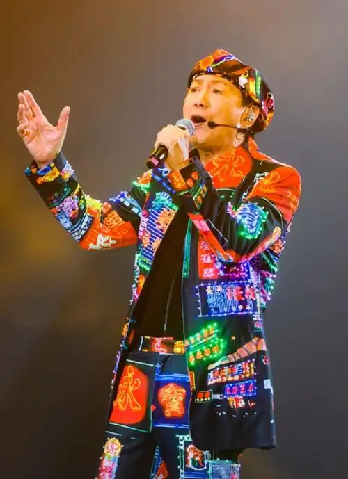 刘嘉玲晒与许冠杰合影74岁歌神满脸皱纹唱功难比当年明显老了