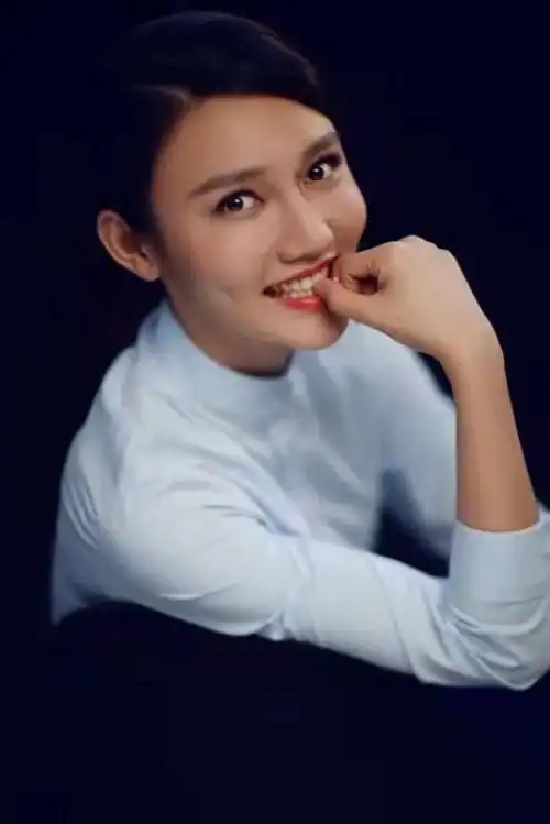 央视《诗词大会》主持人龙洋惊艳写真集_网易订阅