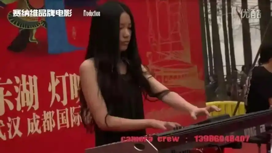 花花捧着花走到万芙伽面前,把花送给了小女友,最后二人来了个深情拥抱