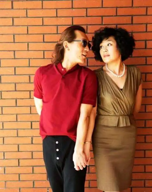 李咏的妻子哈文丈夫病逝后坚持不改嫁还定期给公婆生活费