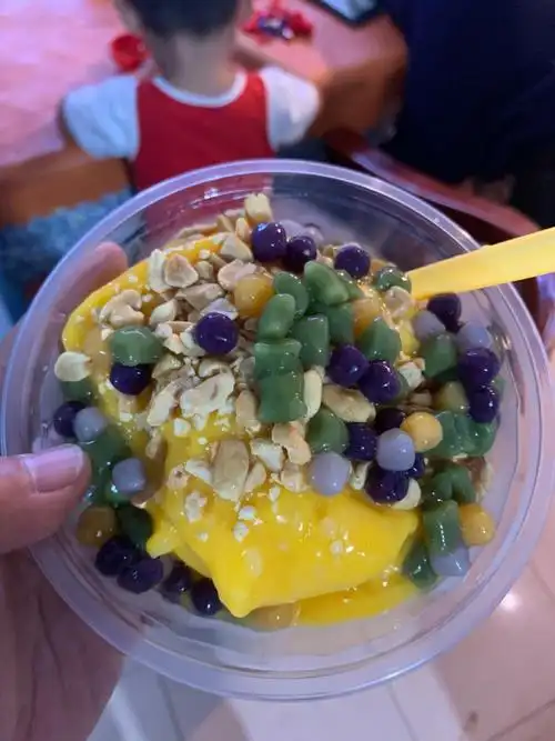 点的芒果冰浆,能看到商家现剥芒果,放入榨汁机中加工,食材新鲜没问题.