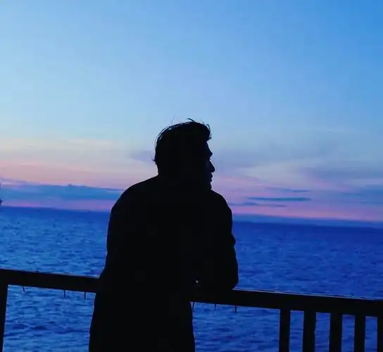 男生海边拍照背影照不露脸给男朋友拍照pose