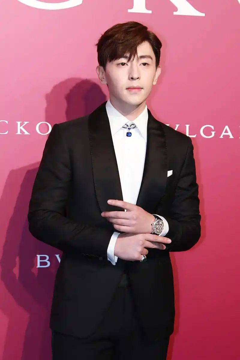 邓伦穿搭:黑西装内搭白衬衣 bvlgari钻表贵公子气质