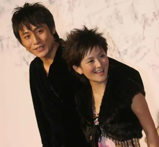 刘烨老婆近照撞脸谢娜,两个人生活状态迥异,除了长相哪儿都不像|张杰